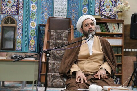 دشمن برای تحریف انقلاب بر روی کار رسانه ای سرمایه گذاری کرده است دشمن برای تحریف انقلاب بر روی کار رسانه ای سرمایه گذاری کرده است