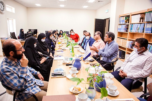 نشست نقد و بررسی کتاب &laquo;کوچک&zwnj;تر از ام یک&raquo; برگزار شد