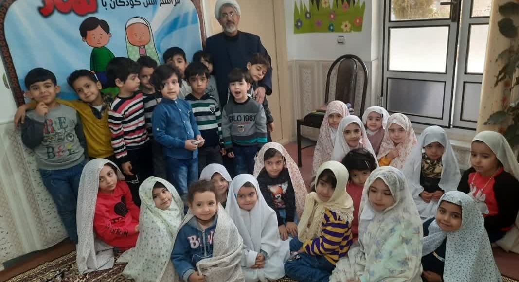 روحانی موفقی که با بازیهای جذاب کودکانه مروج مفاهیم دینی در بین کودکان است روحانی موفقی که با بازیهای جذاب کودکانه مروج مفاهیم دینی در بین کودکان است