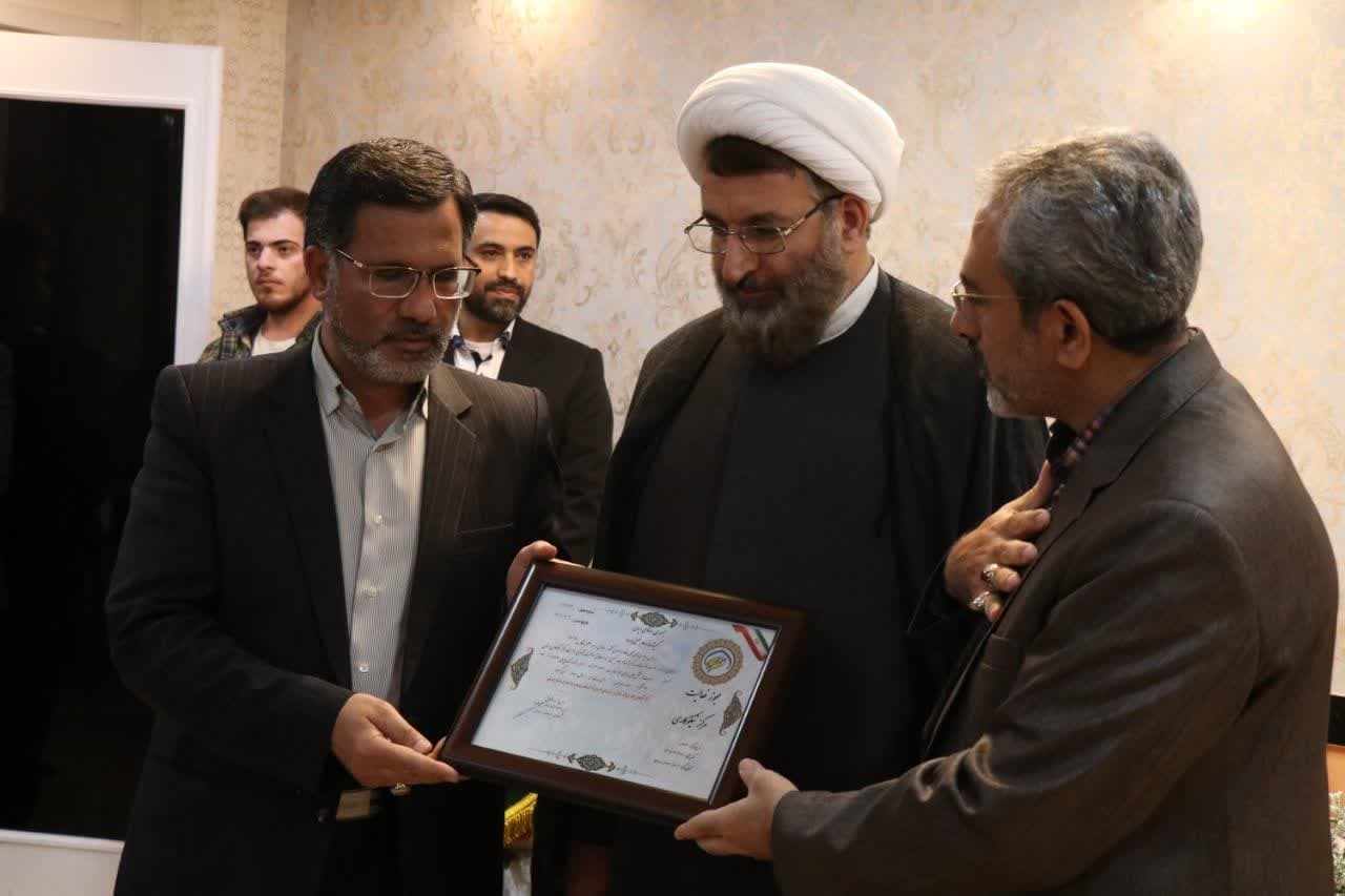 مداحان تبیین ارزش های اسلام و انقلاب را در اولویت قرار دهند مداحان تبیین ارزش های اسلام و انقلاب را در اولویت قرار دهند