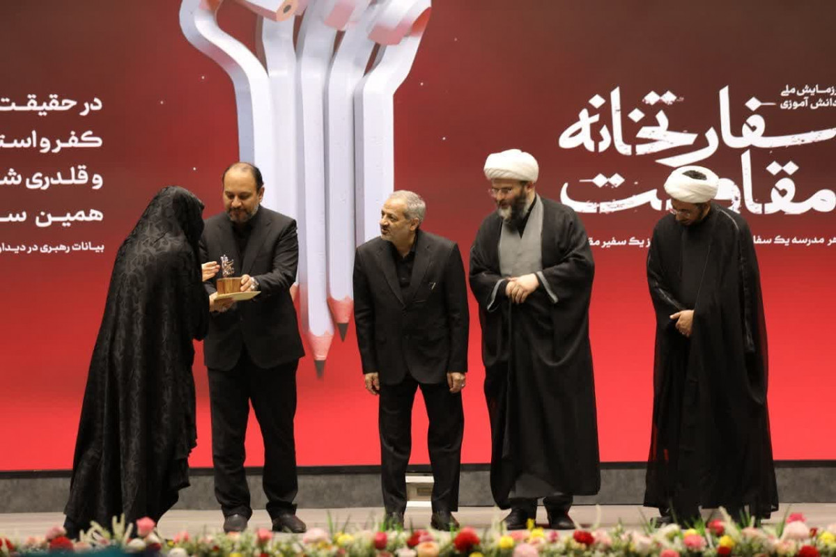 مدرسه دخترانه نمونه بسیج زنجان به عنوان سفارتخانه برتر مورد تجلیل قرار گرفت