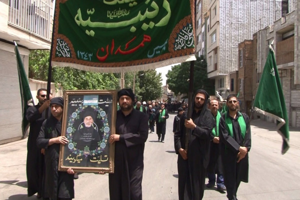 اجرای آئین «سقایی» همدانی‌ها در حرم مطهر امام رضا(ع)