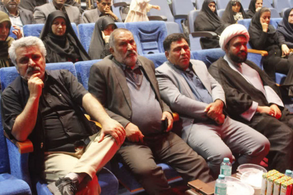 شب شعر «دریای داغ‌دیده» در قشم برگزار شد