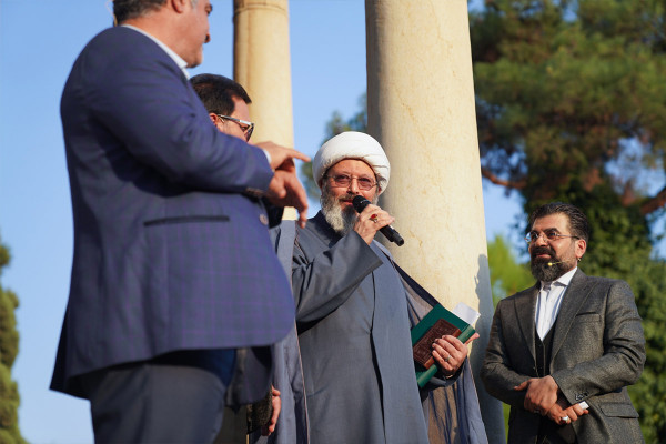 إقامة احتفال محفل في مرقد حافظ الشيرازي