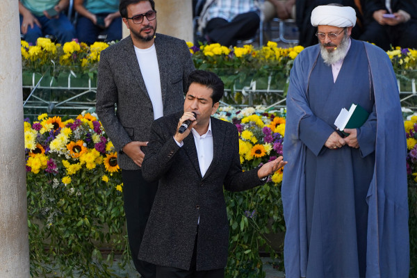 Проведение праздника Махфел у мавзолея Хафиза в Ширазе