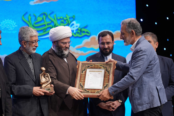 卡伦·霍马云法尔被评为年度艺术人物