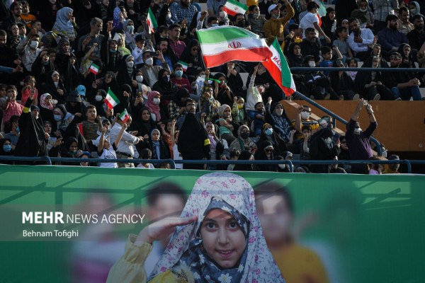 Interpretación masiva del himno “Salam Farmandeh” en el Estadio Azadi de Teherán