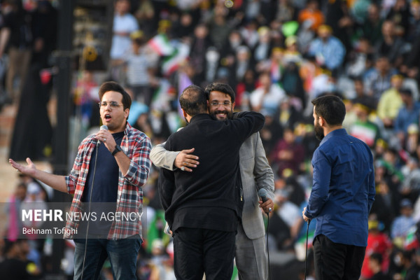 تہران کے آزادی اسٹیڈیم میں "سلام فرمانده" ترانہ اجتماعی طور پر پیش کیا گیا