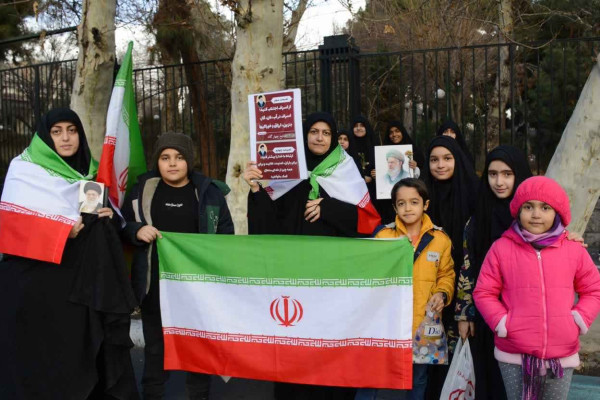 پرچم ایران در دستان مادران؛ حرکتی فرهنگی برای نسل آینده