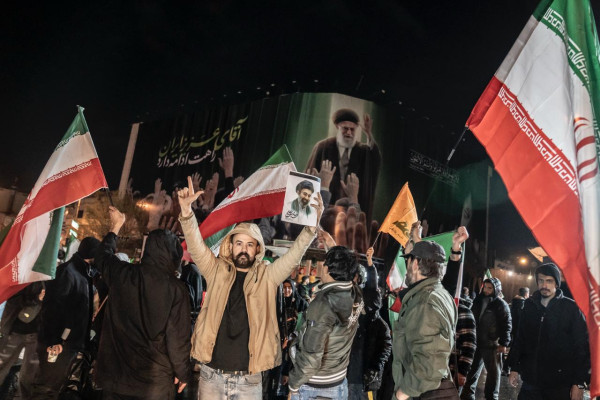 تجمع شبانه مردم در حمایت از ایران ادامه دارد