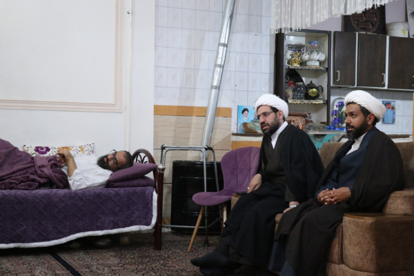 دیدار خانواده شهید طلبه جنگ رمضان و جانباز طلبه حادثه تروریستی میدان آزادی کرمان