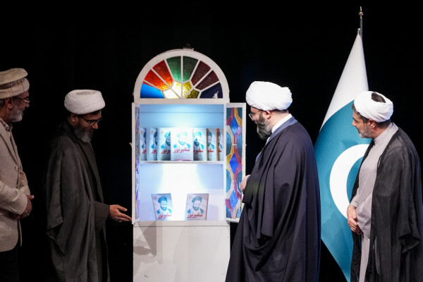 آیین رونمایی از کتاب «سفیر نور»