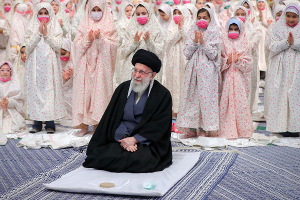 天使节：伊朗少女的宗教青春礼庆典