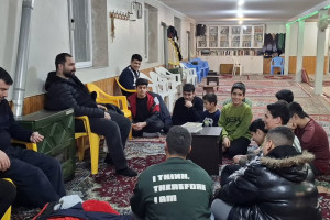 مسجدی که در میان آشوب تنها نماند